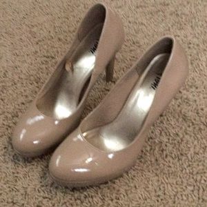 Like new nude patented leather pumps
